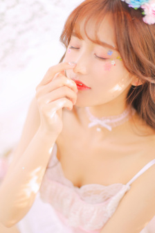 按在桌子上糟蹋视频全部